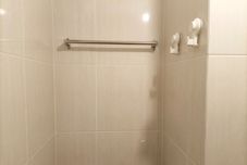 客室内バスルーム Tidy and Comfortable Studio at Barsa City Apartment By Travelio