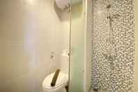 Toilet Kamar Cozy Studio at Emerald Towers Apartment Bandung By Travelio