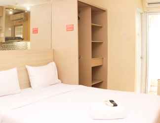 Bilik Tidur 2 Simply and Great Location Studio Room at Bassura City Apartment By Travelio