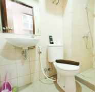 In-room Bathroom 3 High Floor and Cozy Studio Room at Vida View Makassar Apartment By Travelio