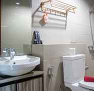 In-room Bathroom 3 Comfy and Elegant 2BR Apartment at Springhill Terrace Residence By Travelio