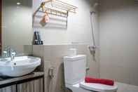 In-room Bathroom Comfy and Elegant 2BR Apartment at Springhill Terrace Residence By Travelio