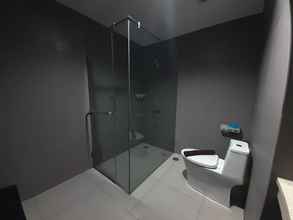 Toilet Kamar 4 Spacious and Elegant 1BR at Patraland Amarta Apartment By Travelio