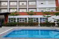 Kolam Renang Staycation Hotel