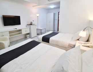 Kamar Tidur 2 Staycation Hotel