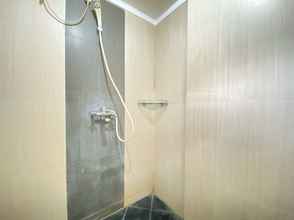 In-room Bathroom 4 Spacious Studio Furnished at Gateway Ahmad Yani Cicadas Apartment By Travelio