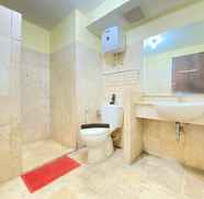 Toilet Kamar 3 Modern and Spacious 2BR at Braga City Walk Apartment By Travelio