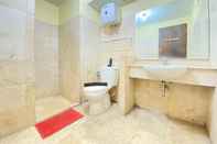 In-room Bathroom Modern and Spacious 2BR at Braga City Walk Apartment By Travelio