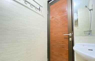 Toilet Kamar 2 Cozy Studio at Gateway Pasteur Apartment By Travelio