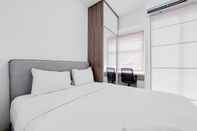 Kamar Tidur Comfy and Best Deal Studio Apartment at Serpong Garden By Travelio