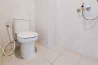 Toilet Kamar Comfy and Best Deal Studio Apartment at Serpong Garden By Travelio