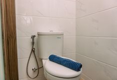 客房浴室 5 Comfy and Well Design Studio at Sky House BSD Apartment By Travelio