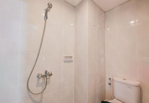 In-room Bathroom Minimalist and Comfy Studio at Serpong Garden Apartment By Travelio