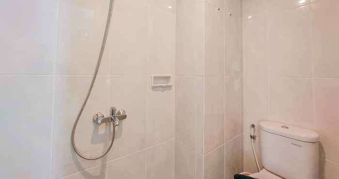 Toilet Kamar Minimalist and Comfy Studio at Serpong Garden Apartment By Travelio