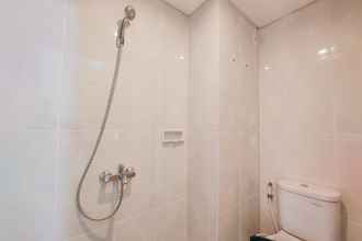 Toilet Kamar 4 Minimalist and Comfy Studio at Serpong Garden Apartment By Travelio