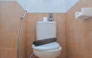 Toilet Kamar 5 Best Deal and Comfy 2BR at Green Pramuka City Apartment By Travelio