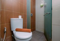 In-room Bathroom 4 Homey and Nice 1BR Apartment at Atlanta Residence By Travelio