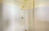 In-room Bathroom 5 Spacious 3BR Apartment Gateway Ahmad Yani Cicadas By Travelio