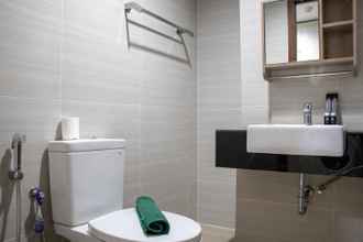 In-room Bathroom 4 Comfortable and Scenic Studio at West Vista Apartment By Travelio