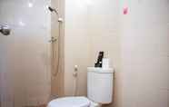 Toilet Kamar 3 Comfy 2BR Apartment Sunter Park View By Travelio