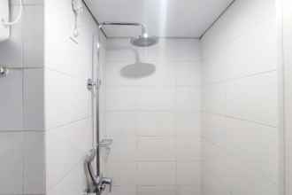 Toilet Kamar 4 Cozy Studio (No Kitchen) Apartment at Candiland By Travelio