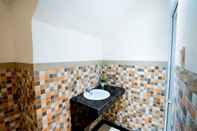 Phòng tắm bên trong Oki Taru Residence