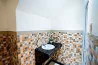 Toilet Kamar Oki Taru Residence