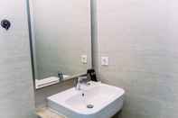 In-room Bathroom Nice and Fancy Studio Apartment at Gold Coast By Travelio