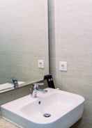 BATHROOM Nice and Fancy Studio Apartment at Gold Coast By Travelio