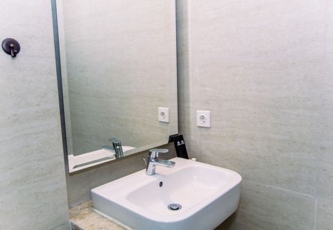 In-room Bathroom Nice and Fancy Studio Apartment at Gold Coast By Travelio