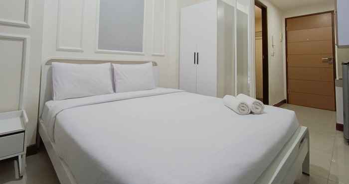 Bedroom Cozy and White Studio at Vida View Makassar Apartment By Travelio