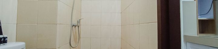 In-room Bathroom 4 Cozy and White Studio at Vida View Makassar Apartment By Travelio