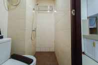In-room Bathroom Cozy and White Studio at Vida View Makassar Apartment By Travelio