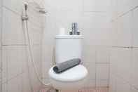 Toilet Kamar Nice Studio Apartment at Sunter Park View By Travelio