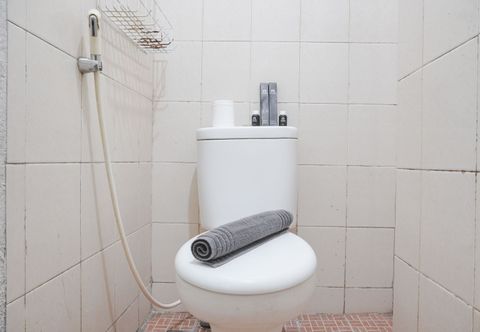 In-room Bathroom Nice Studio Apartment at Sunter Park View By Travelio