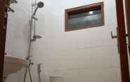 In-room Bathroom 7 Homestay Bumiharjo Syariah