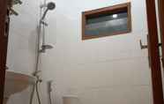 Phòng tắm bên trong 5 Homestay Bumiharjo Syariah
