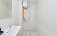 Toilet Kamar 3 Comfortable Studio M-Town Residence Apartment By Travelio