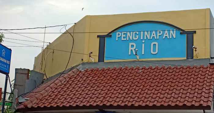 Bên ngoài Penginapan Rio