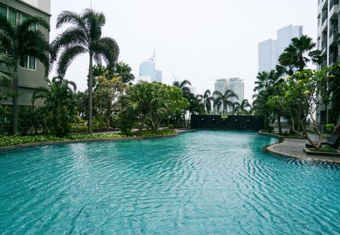 สระว่ายน้ำ Comfy and Great Location 2BR Apartment at Thamrin Residence By Travelio