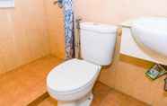 In-room Bathroom 6 Spacious and Elegant 2BR at Frenchwalk Apartment near MOI By Travelio