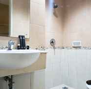 In-room Bathroom 2 Comfy and Minimalist 1BR at The Boulevard Apartment By Travelio