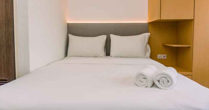 Kamar Tidur Simply Look and Warm Studio Room at Serpong Garden Apartment By Travelio