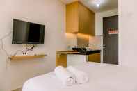Common Space Simply Look and Warm Studio Room at Serpong Garden Apartment By Travelio