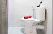 Toilet Kamar 5 Cozy Stay and Good Deals Studio at Taman Melati Surabaya Apartment By Travelio