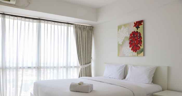 Kamar Tidur Nice and Fancy 1BR Apartment at H Residence By Travelio