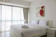 Kamar Tidur Nice and Fancy 1BR Apartment at H Residence By Travelio