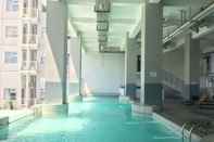 Kolam Renang Warm Studio Apartment at Harvard Jatinangor By Travelio