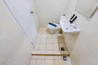 Toilet Kamar 4 Nice Studio at M-Town Residence Apartment By Travelio