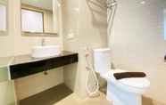 Toilet Kamar 4 Cozy Studio Room Apartment Green Kosambi (Greko) By Travelio